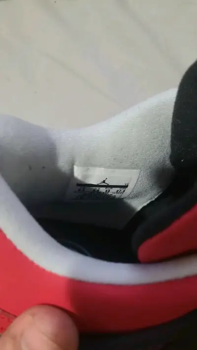 Zapatillas deportivas rojas estilo Jordan - miniatura 5