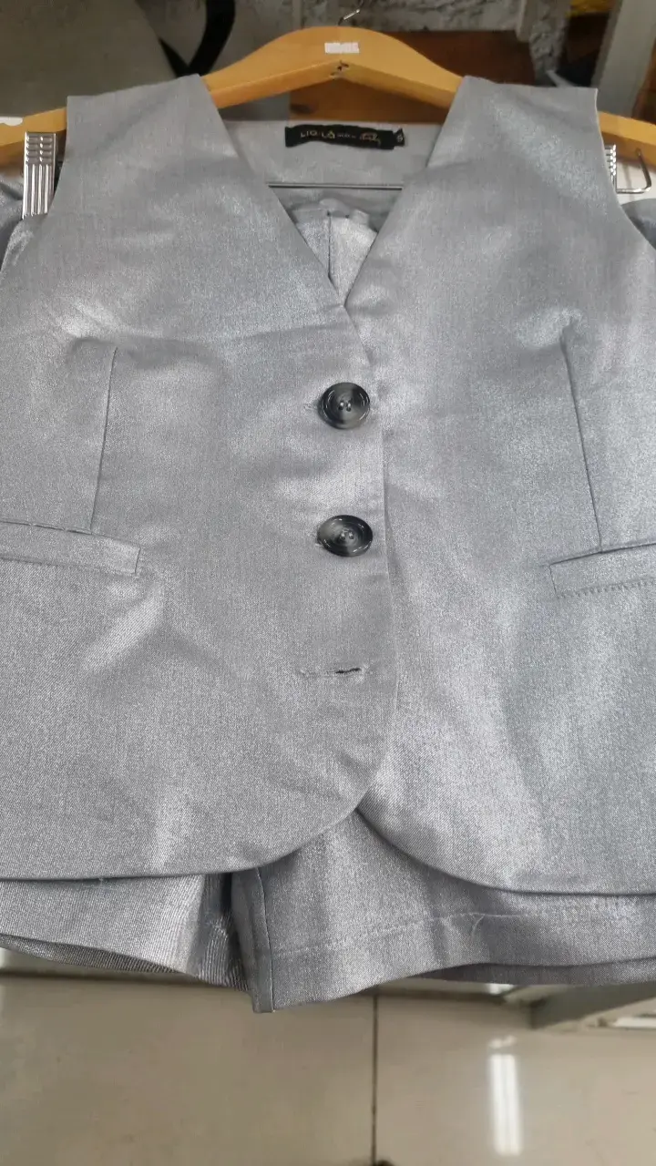 Conjunto de chaleco y short plateado para mujer - 1