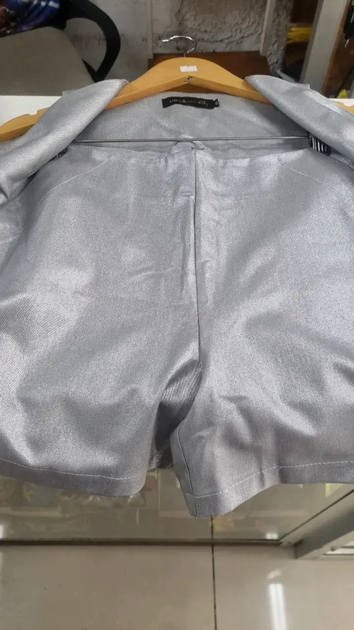 Conjunto de chaleco y short plateado para mujer - 2
