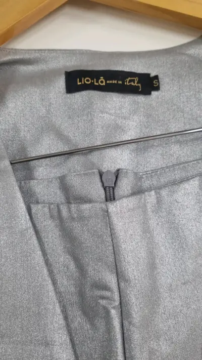 Conjunto de chaleco y short plateado para mujer - miniatura 5