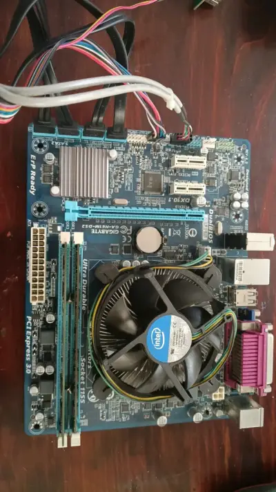 Placa Madre Gigabyte GA-H61M-DS2 con Ventilador Intel - miniatura 1