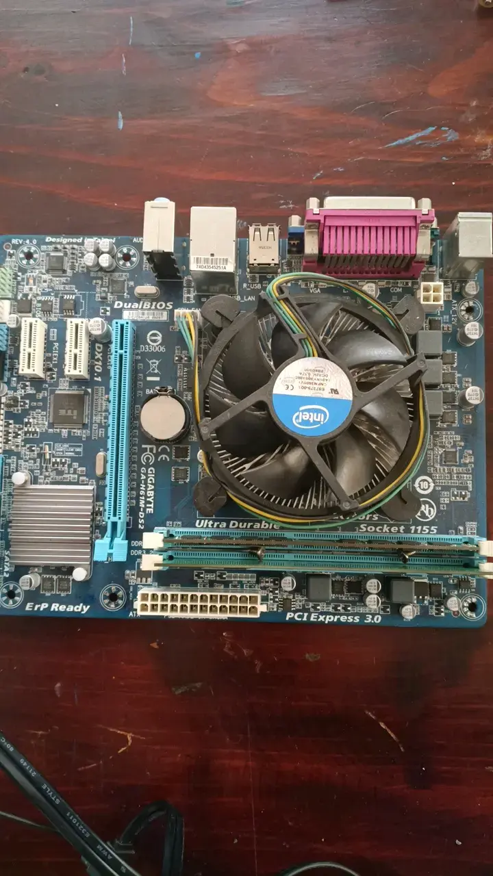Placa Madre Gigabyte GA-H61M-DS2 con Ventilador Intel - 2