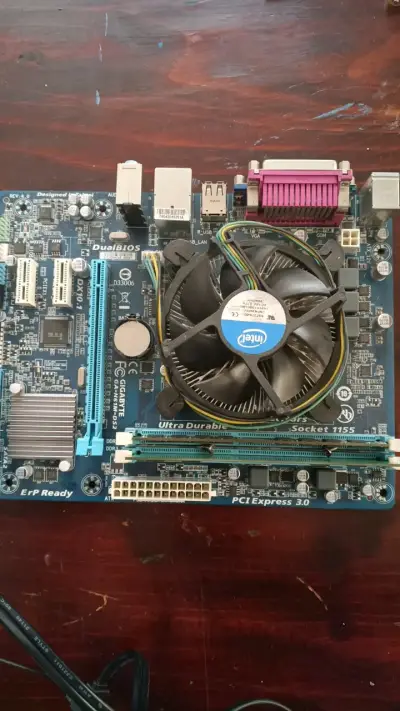 Placa Madre Gigabyte GA-H61M-DS2 con Ventilador Intel - miniatura 2