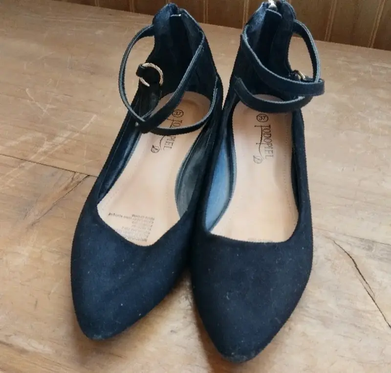Zapatos de tacón bajo negros con correa