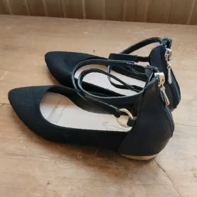 Zapatos de tacón bajo negros con correa - miniatura 2