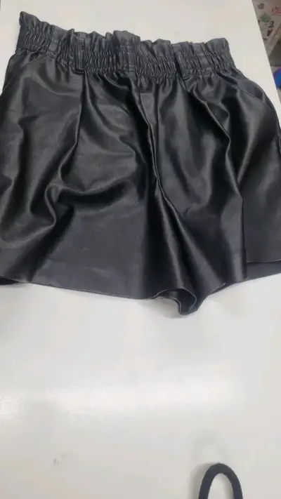 Shorts de cuero sintético negro para mujer - miniatura 1