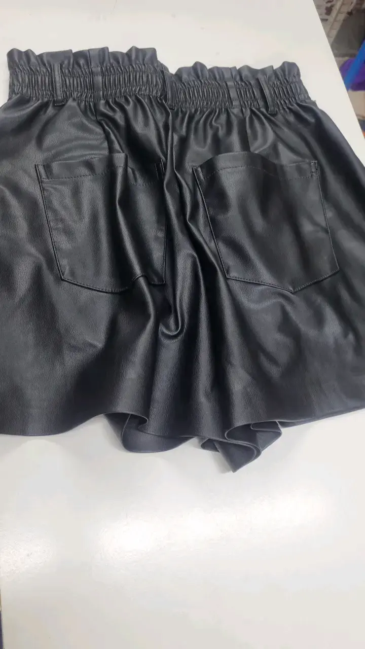 Shorts de cuero sintético negro para mujer - 2