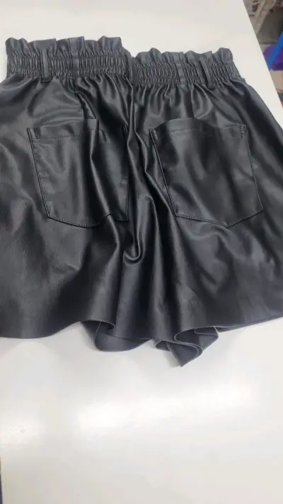 Shorts de cuero sintético negro para mujer - miniatura 2