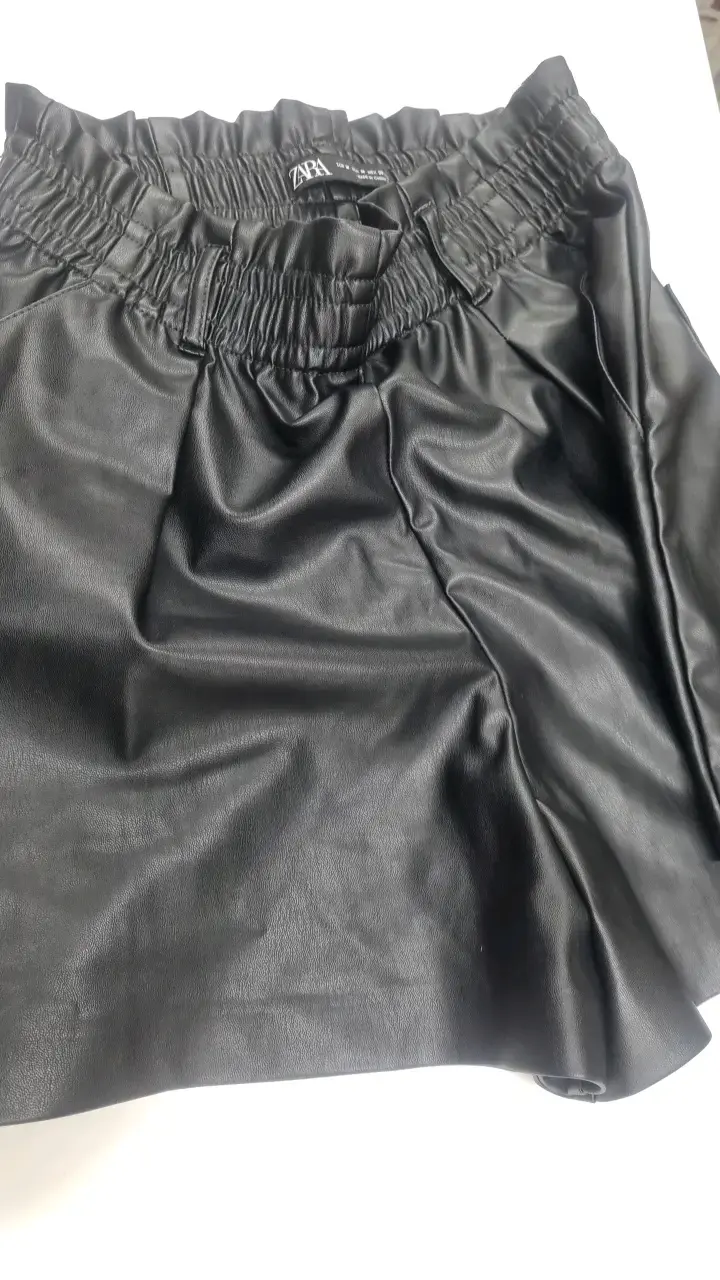 Shorts de cuero sintético negro para mujer - 3