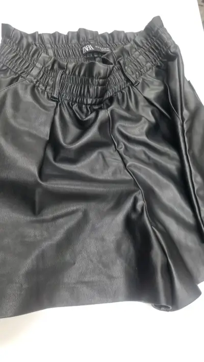 Shorts de cuero sintético negro para mujer - miniatura 3