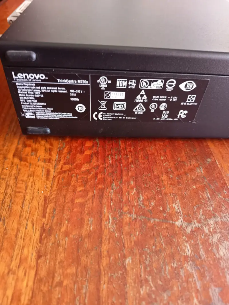 Computador de Escritorio Lenovo ThinkCentre M720e - 2