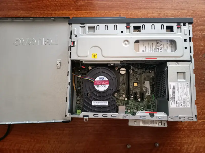 Computador de Escritorio Lenovo ThinkCentre M720e - 4