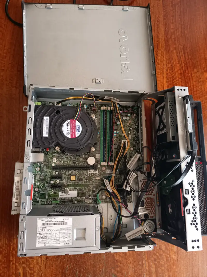 Computador de Escritorio Lenovo ThinkCentre M720e - 5