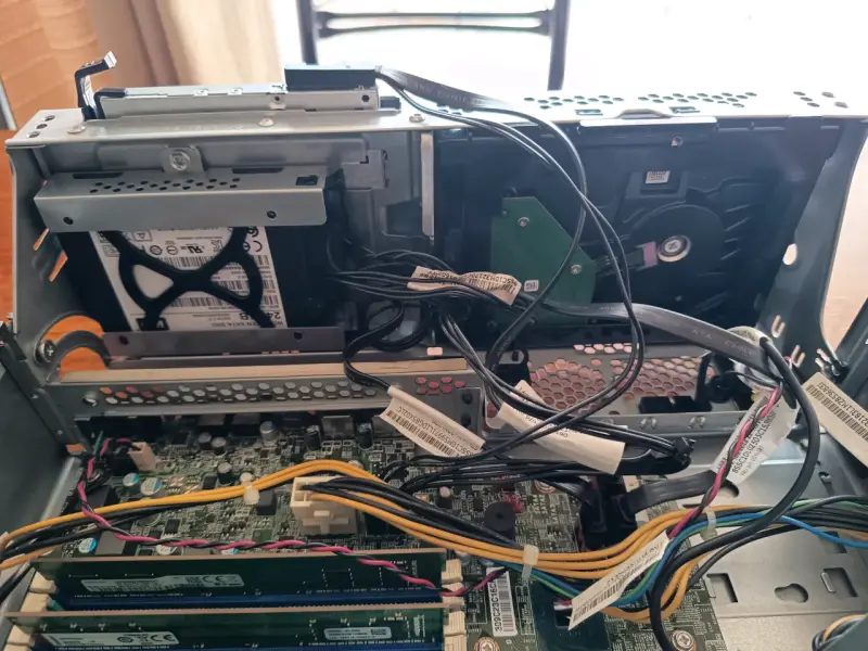 Computador de Escritorio Lenovo ThinkCentre M720e - 6