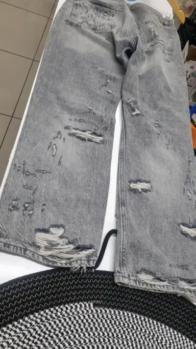 Jeans grises desgastados para hombre - miniatura 2