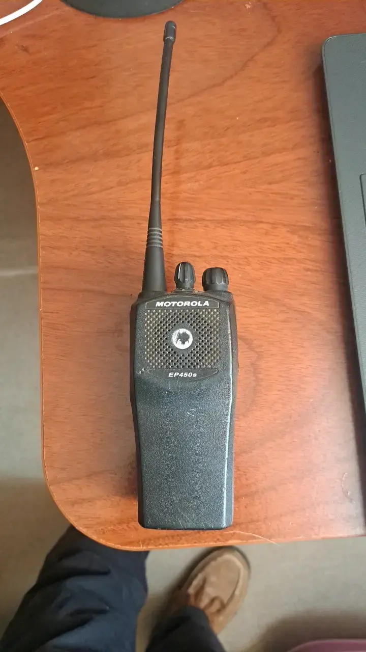 Radio portátil Motorola EP450s en buen estado - 1