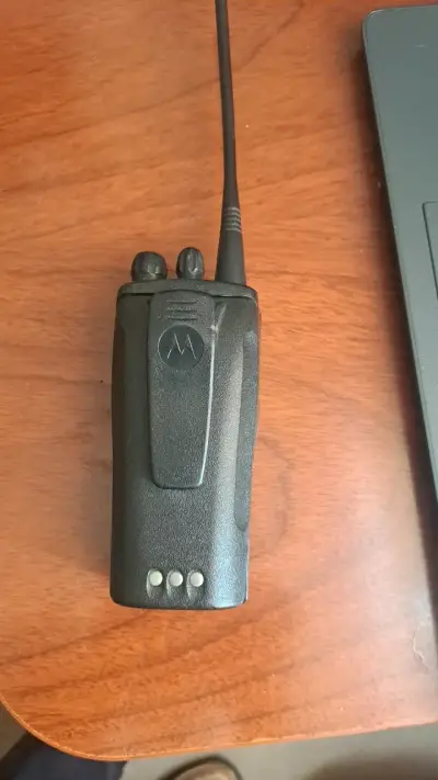 Radio portátil Motorola EP450s en buen estado - miniatura 2