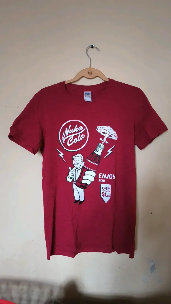 Polera roja Nuke Cola con diseño gráfico - 1