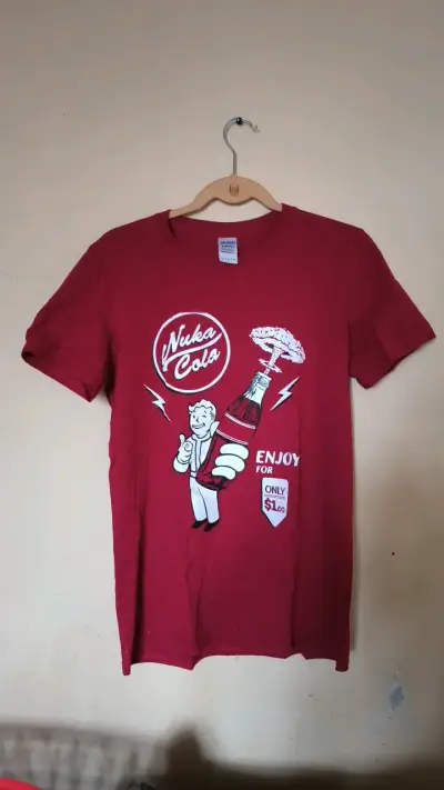Polera roja Nuke Cola con diseño gráfico - miniatura 1