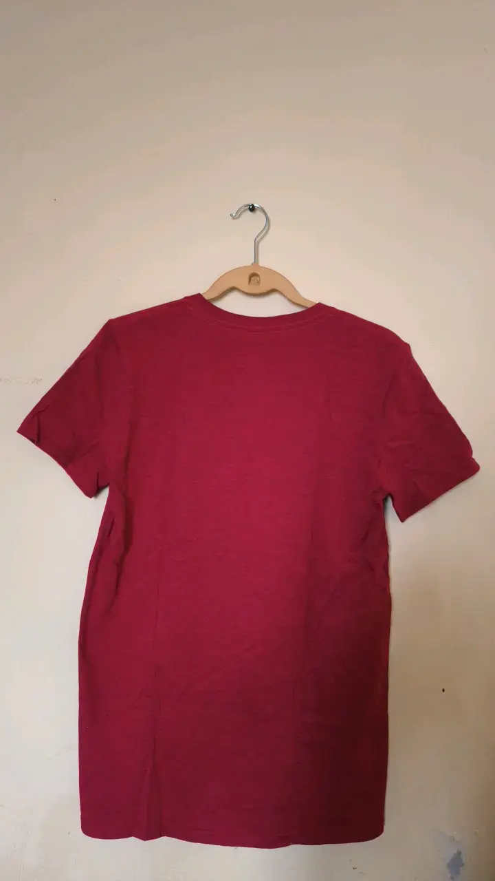 Polera roja Nuke Cola con diseño gráfico - 2