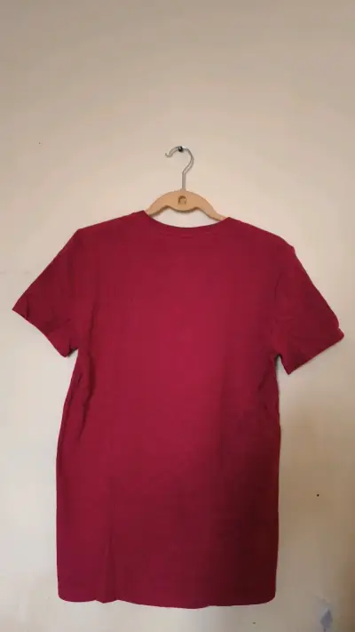 Polera roja Nuke Cola con diseño gráfico - miniatura 2