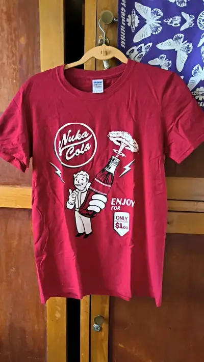 Polera roja Nuke Cola con diseño gráfico - miniatura 3