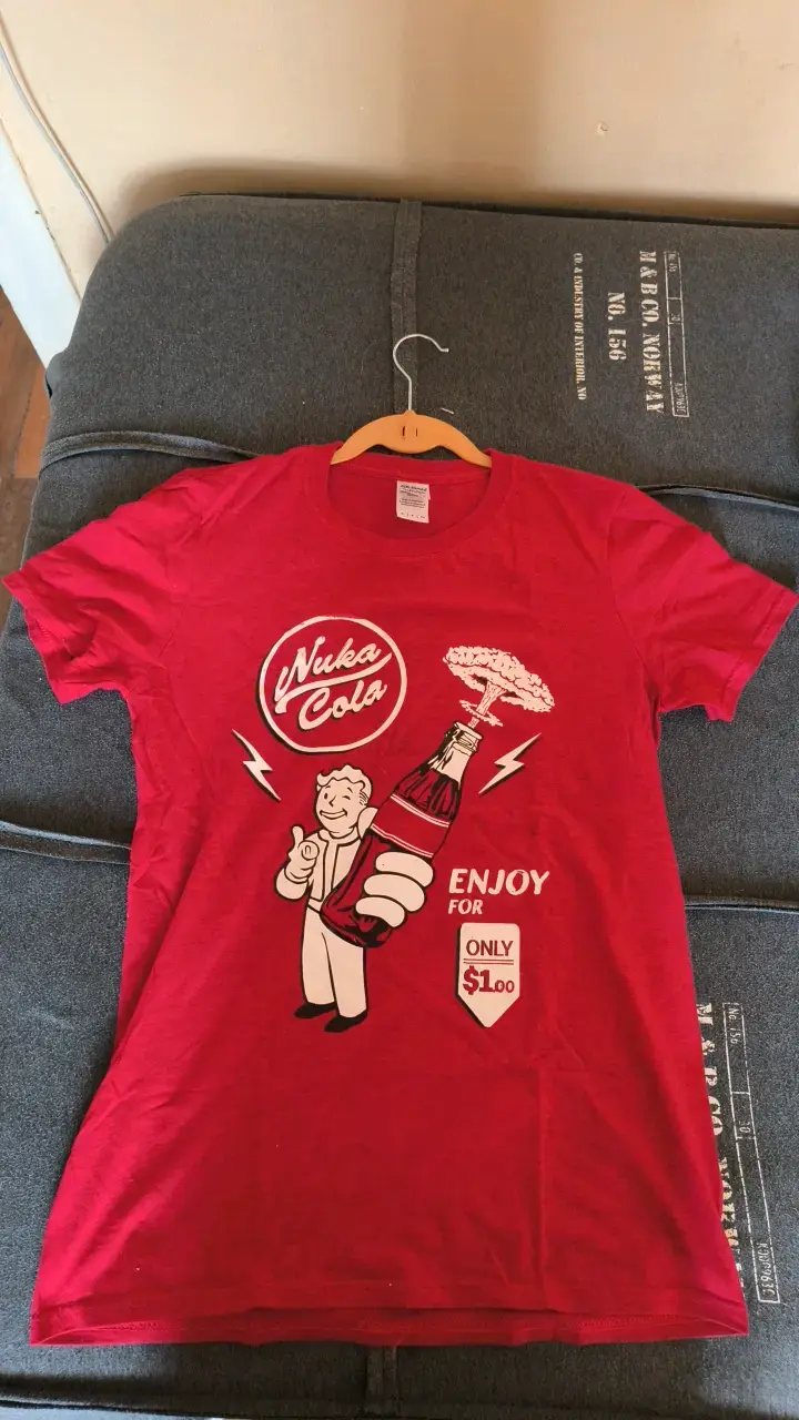 Polera roja Nuke Cola con diseño gráfico - 4