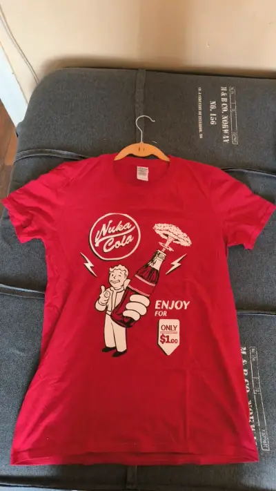 Polera roja Nuke Cola con diseño gráfico - miniatura 4