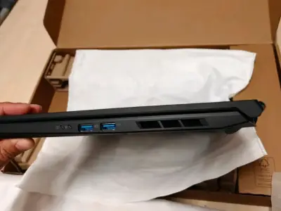 Laptop Acer Nitro V 16 con teclado retroiluminado - miniatura 1