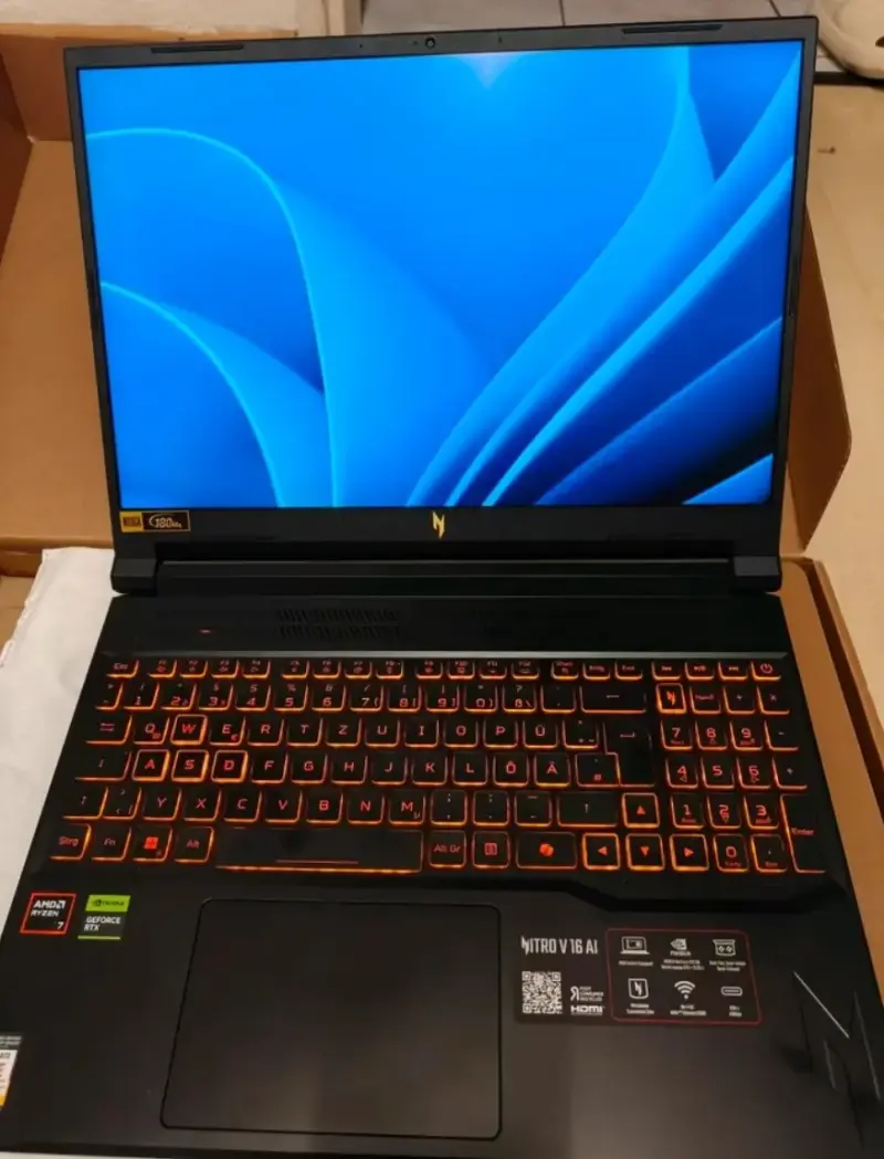 Laptop Acer Nitro V 16 con teclado retroiluminado - 3