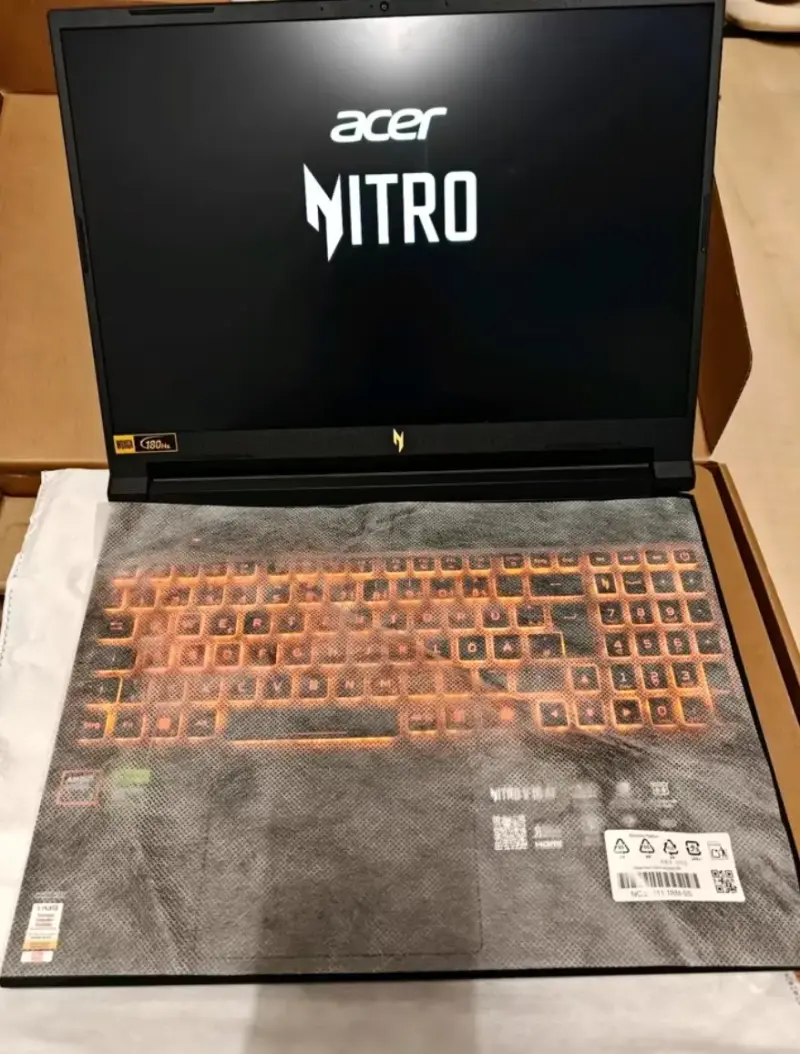 Laptop Acer Nitro V 16 con teclado retroiluminado - 4
