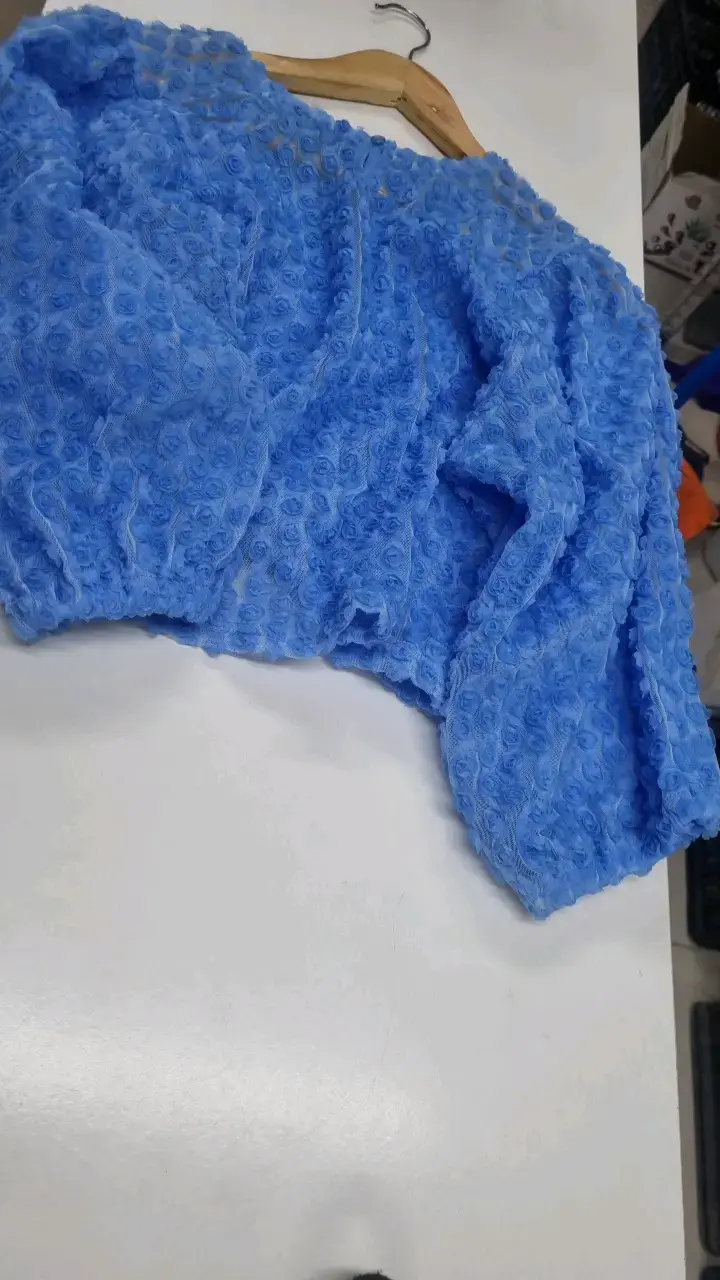 Blusa azul con textura floral para mujer - 2