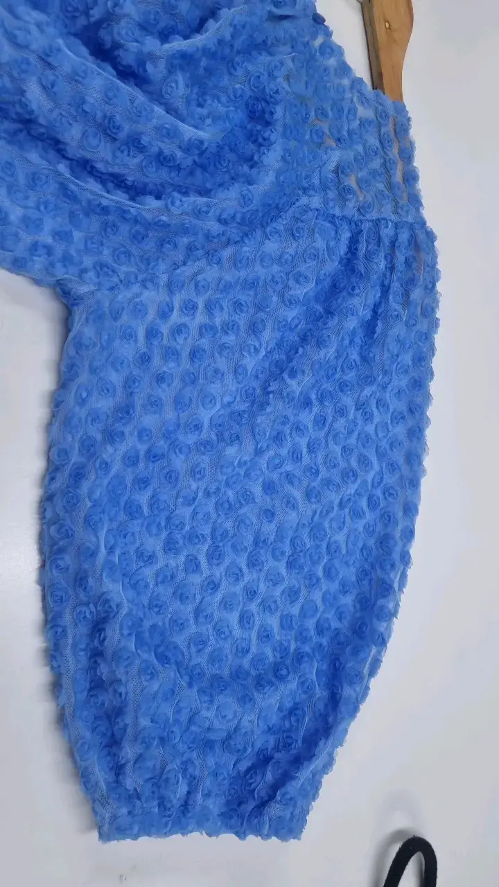 Blusa azul con textura floral para mujer - 4