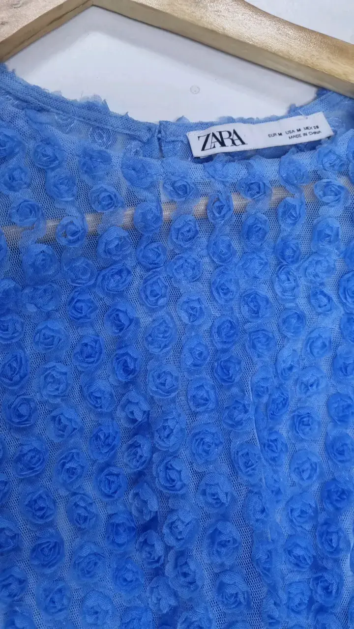 Blusa azul con textura floral para mujer - 5