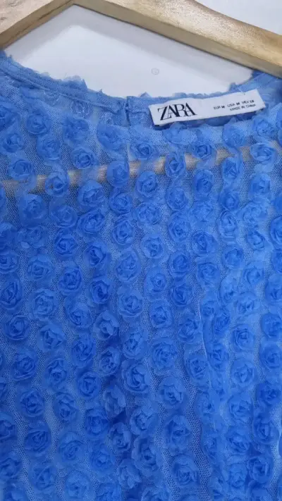 Blusa azul con textura floral para mujer - miniatura 5