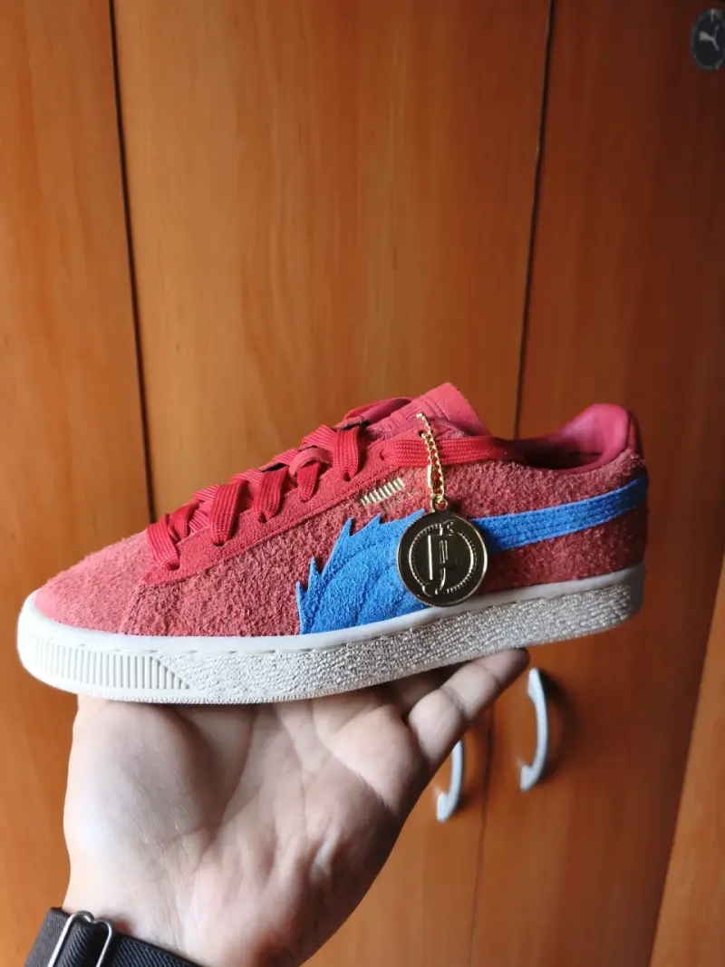 Zapatillas deportivas rojas Puma con diseño azul - 1
