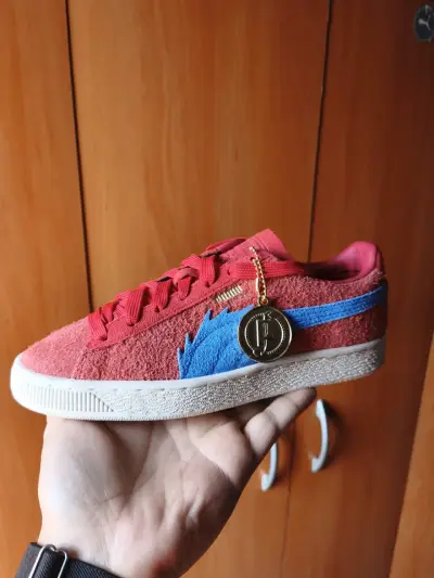 Zapatillas deportivas rojas Puma con diseño azul - miniatura 1