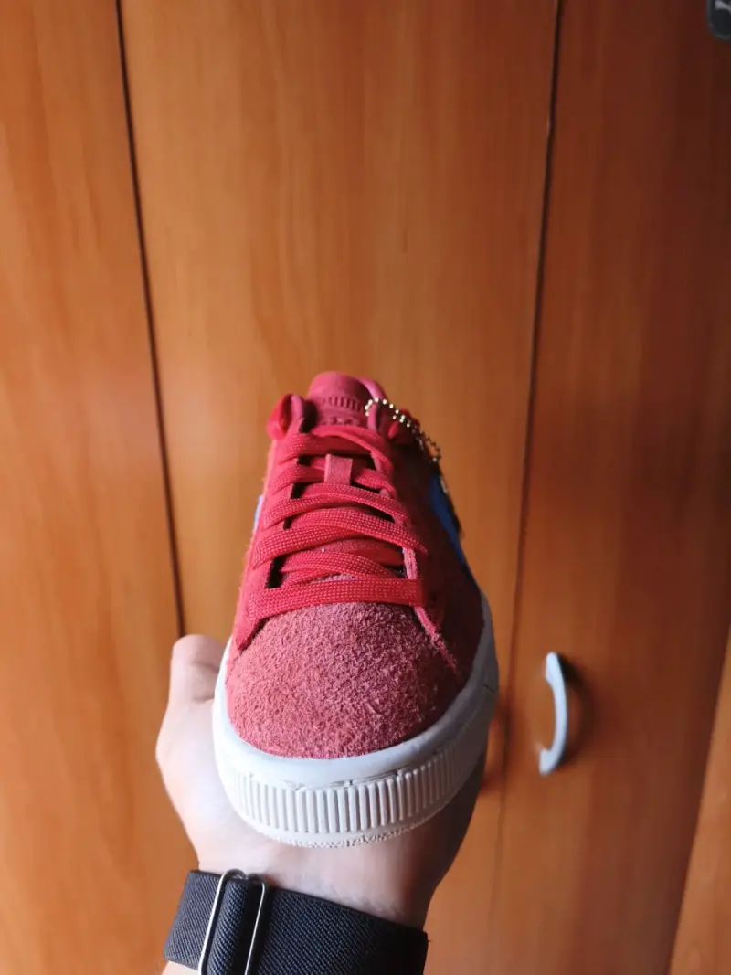 Zapatillas deportivas rojas Puma con diseño azul - 2