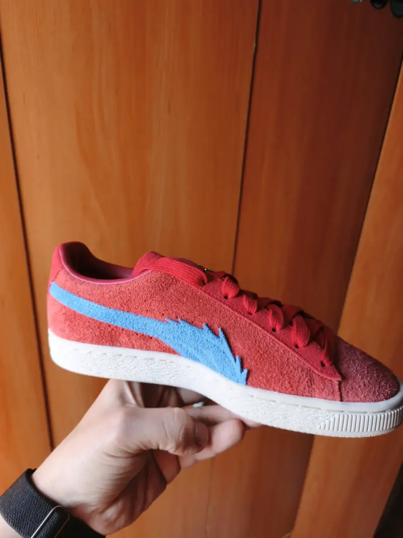 Zapatillas deportivas rojas Puma con diseño azul - 3