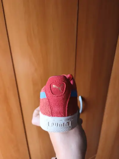 Zapatillas deportivas rojas Puma con diseño azul - miniatura 4