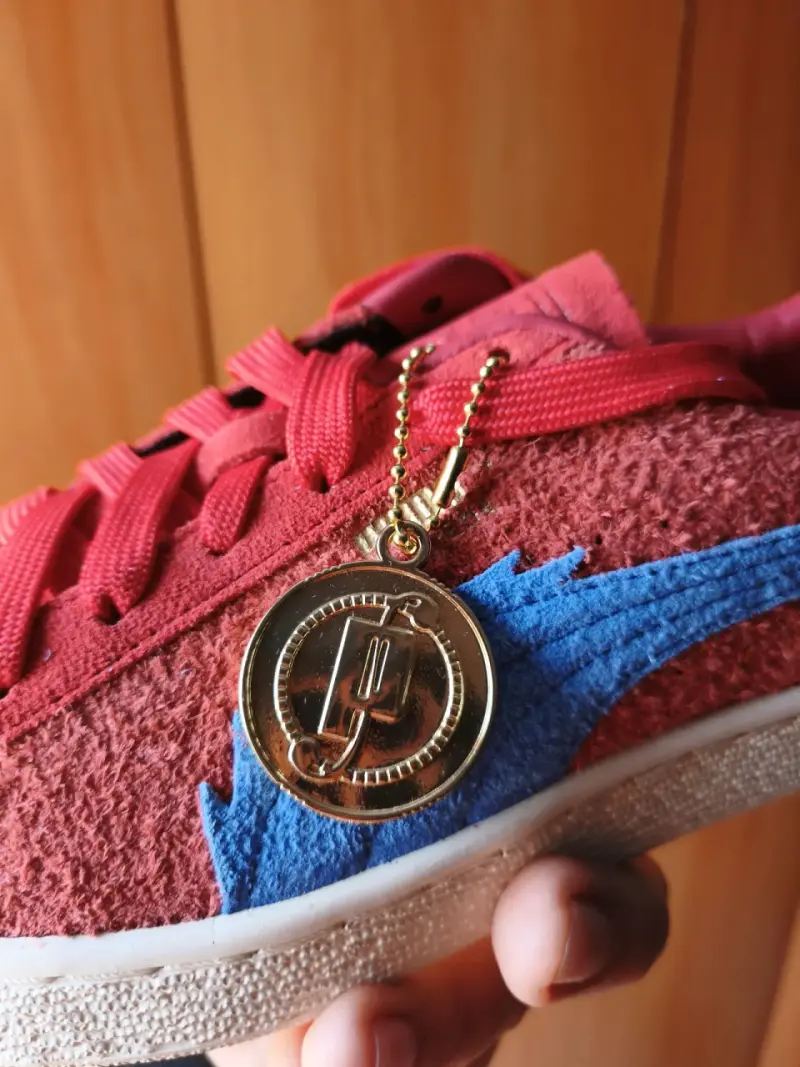 Zapatillas deportivas rojas Puma con diseño azul - 5