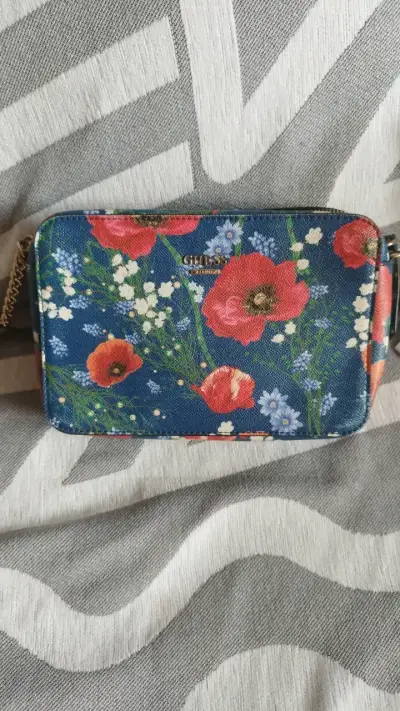 Cartera Guess floral con correa ajustable - miniatura 1