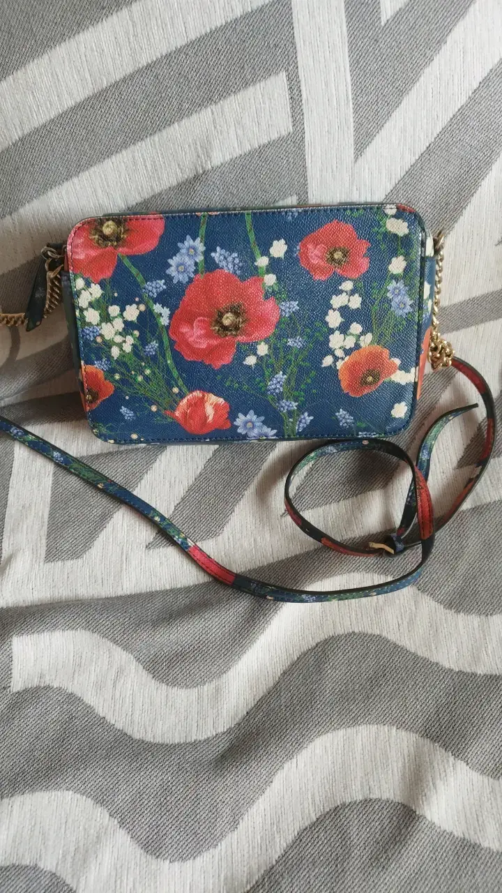 Cartera Guess floral con correa ajustable - 3