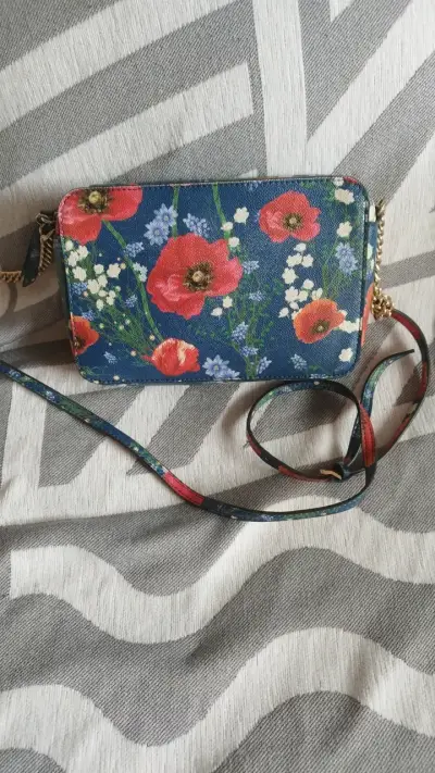 Cartera Guess floral con correa ajustable - miniatura 3