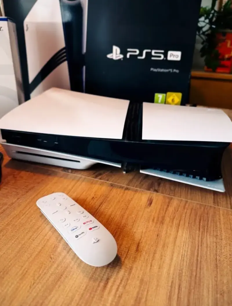 Consola PlayStation 5 Pro con dos controles y cargador - 1