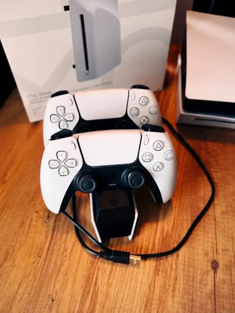 Consola PlayStation 5 Pro con dos controles y cargador - 2