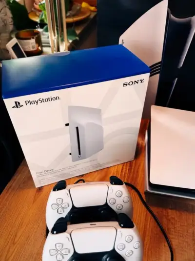 Consola PlayStation 5 Pro con dos controles y cargador - miniatura 4