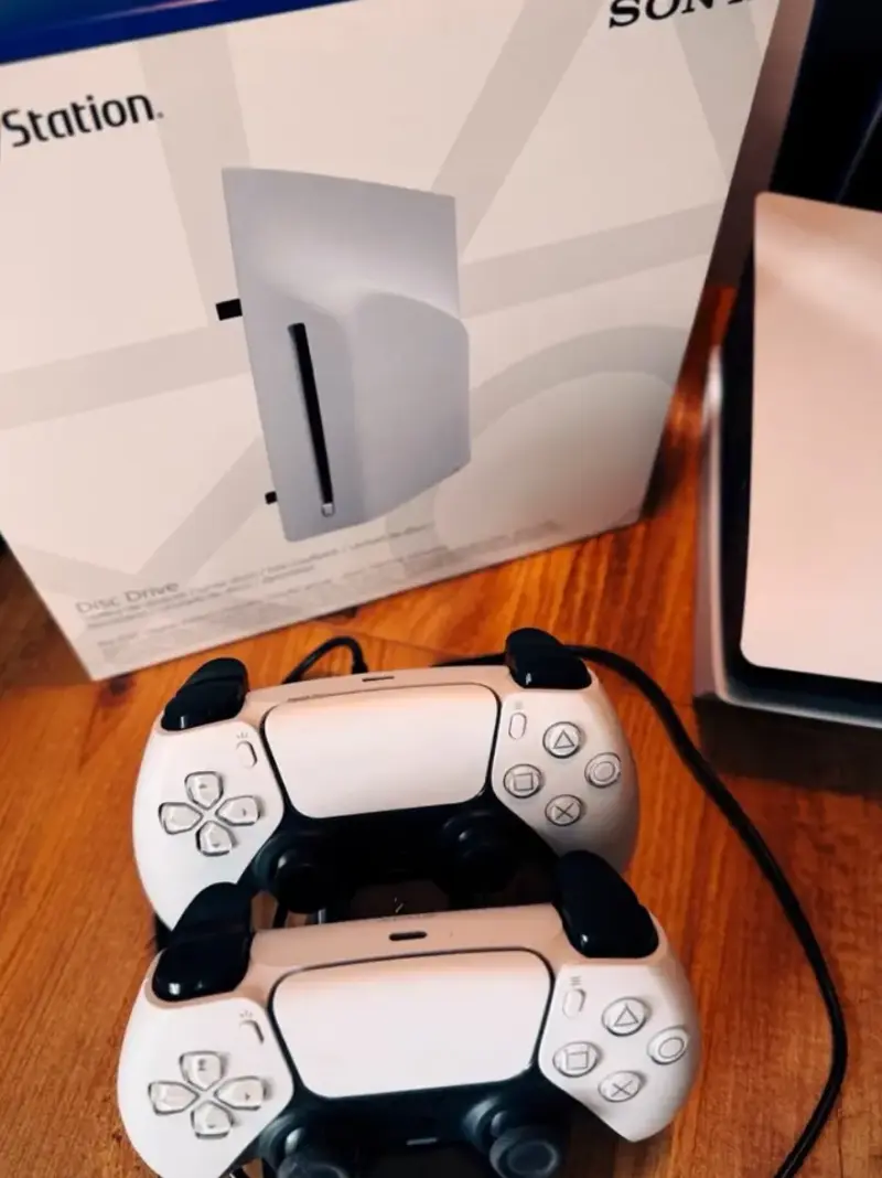 Consola PlayStation 5 Pro con dos controles y cargador - 5