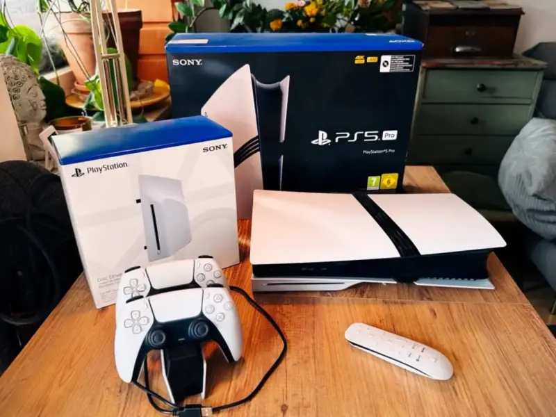 Consola PlayStation 5 Pro con dos controles y cargador - 6