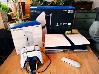 Consola PlayStation 5 Pro con dos controles y cargador - miniatura 6